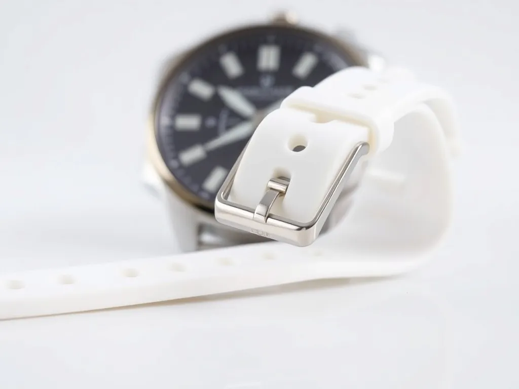 Czym wyczyścić biały silikonowy pasek od zegarka? Sprawdzone metody