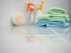 Czym wyczyścić płytki w łazience? Najlepsze metody i porady